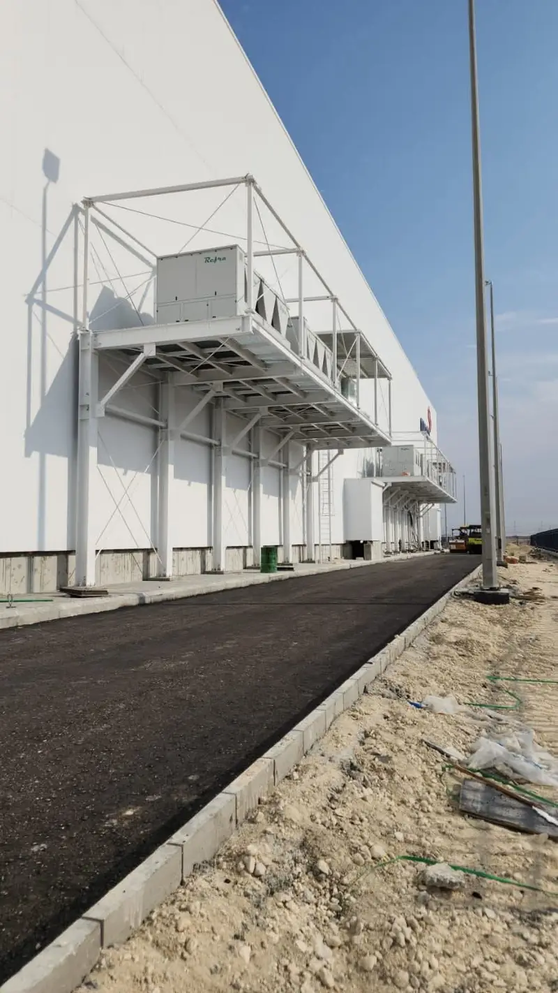 Escaliers et passerelles métalliques extérieurs le long d'un bâtiment industriel