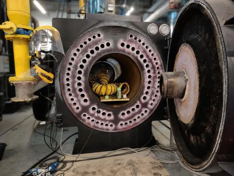 Chaudière industrielle ouverte pendant une intervention de retubage