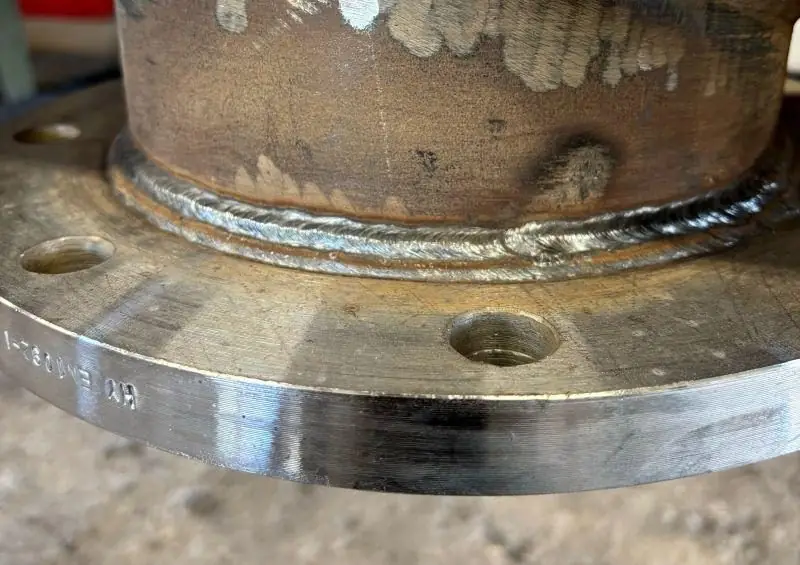 Détail d'un cordon de soudure sur une bride