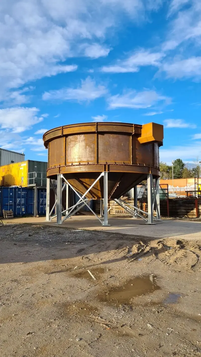 Cuve en acier installée sur sa structure support sur un chantier