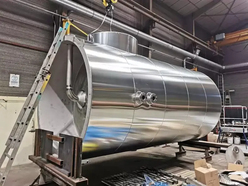 Cuve horizontale calorifugée avec habillage en tôle inox dans l'atelier
