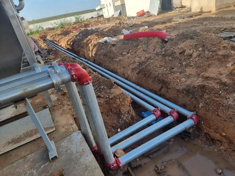 Pose de lignes de tuyauterie sur chantier