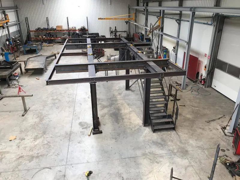 Structure de plateforme en cours de montage